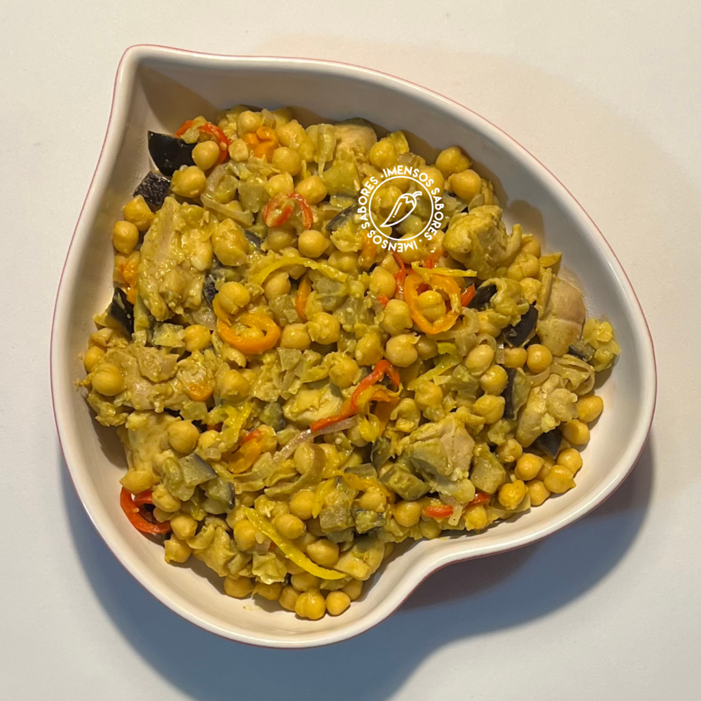 Beringela com grão-de-bico e frango