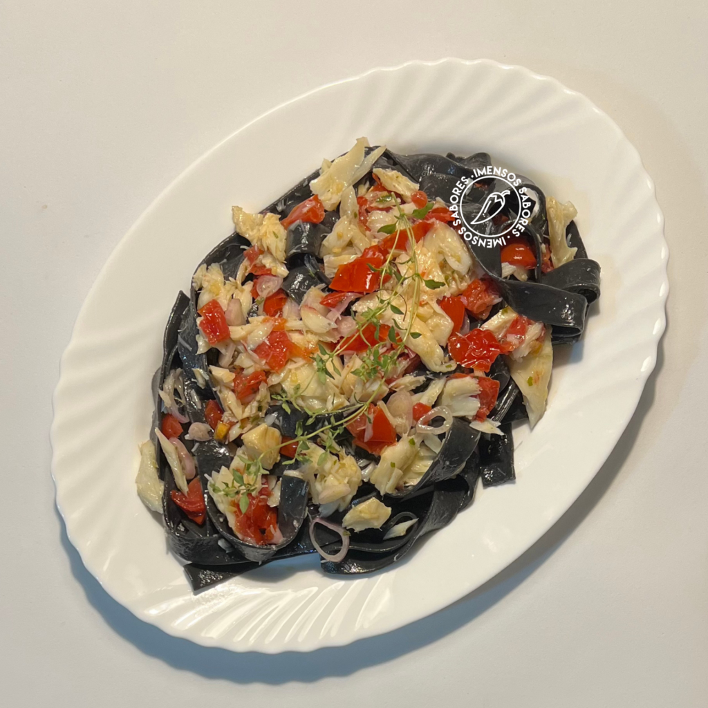 Tagliatelle de massa caseira com nero di seppia, bacalhau confitado e tomate assado (seco)