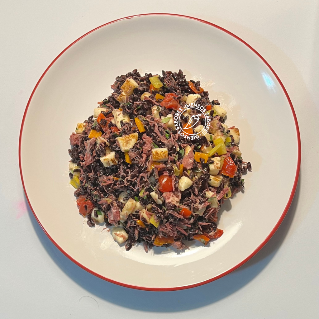 Salada de arroz negro com carne seca desfiada, tomate assado (seco) e queijo coalho