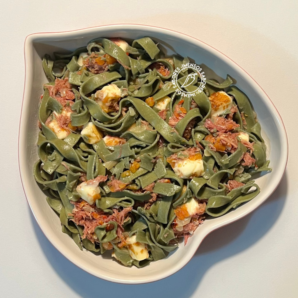 Massa tagliatelli com espirulina, carne seca e queijo coalho