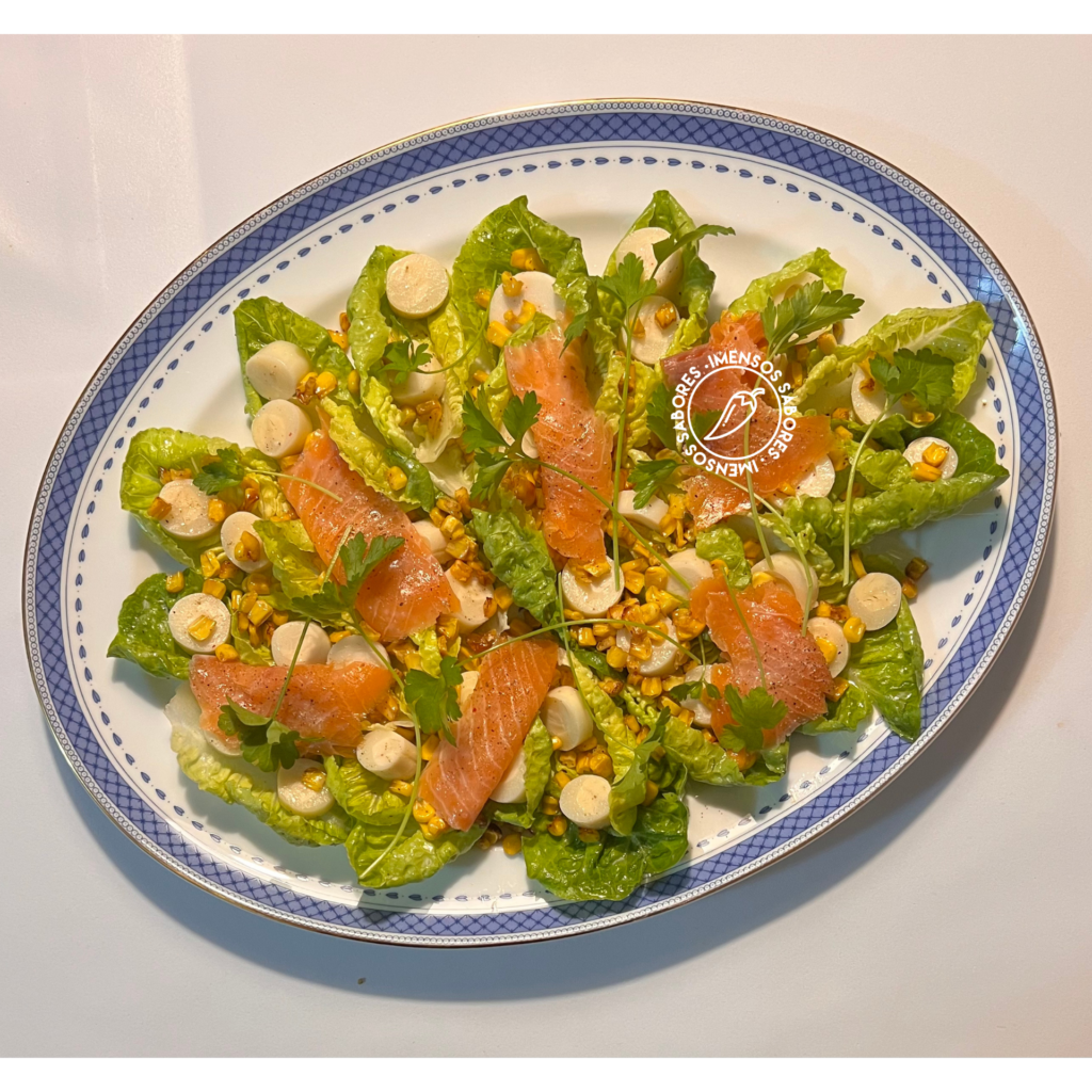 Salada de milho grelhado com salmão fumado (defumado) e palmito
