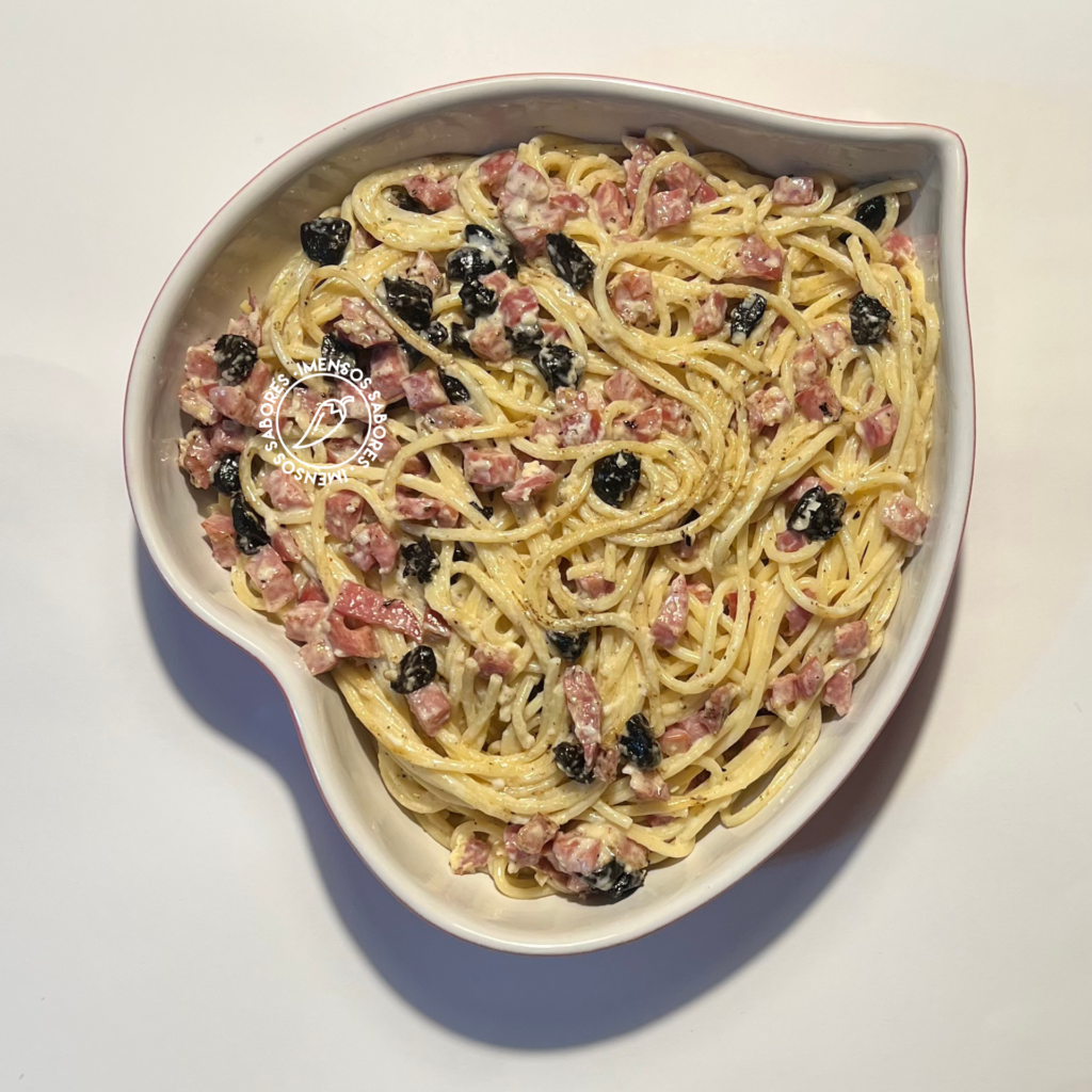Linguine com bacon e alho negro