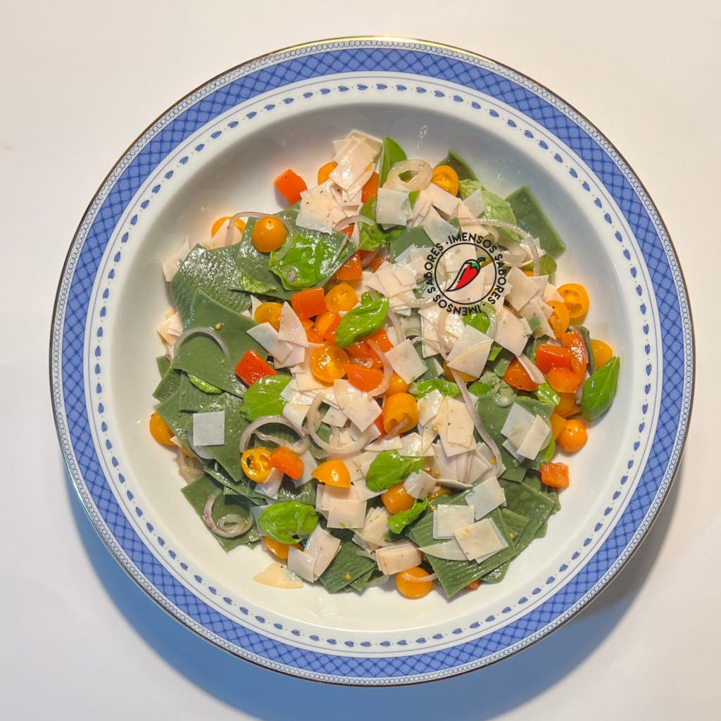 Salada de macarrão caseiro com espirulina e fiambre (presunto) de frango