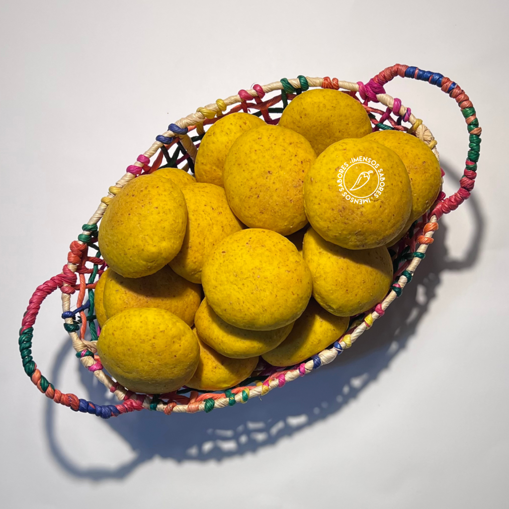 Pão com curcuma (açafrão da terra) e natas (creme de leite)