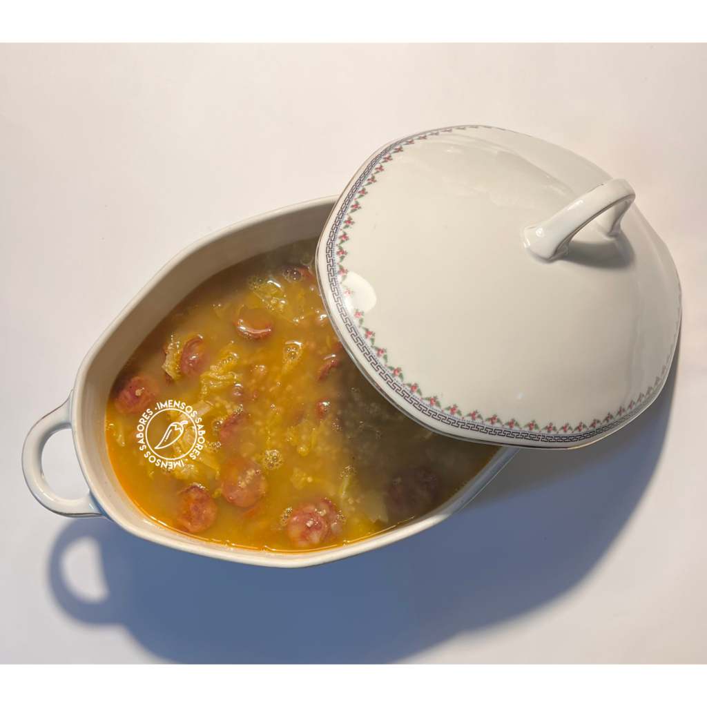 Sopa de feijão carioca com Millet (milho de painço), chouriço e couve-lombarda