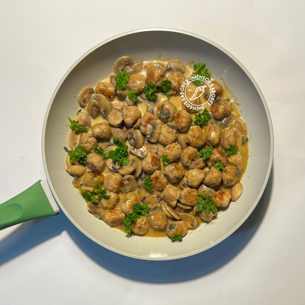 Almôndegas de frango com molho cremoso de cogumelos
