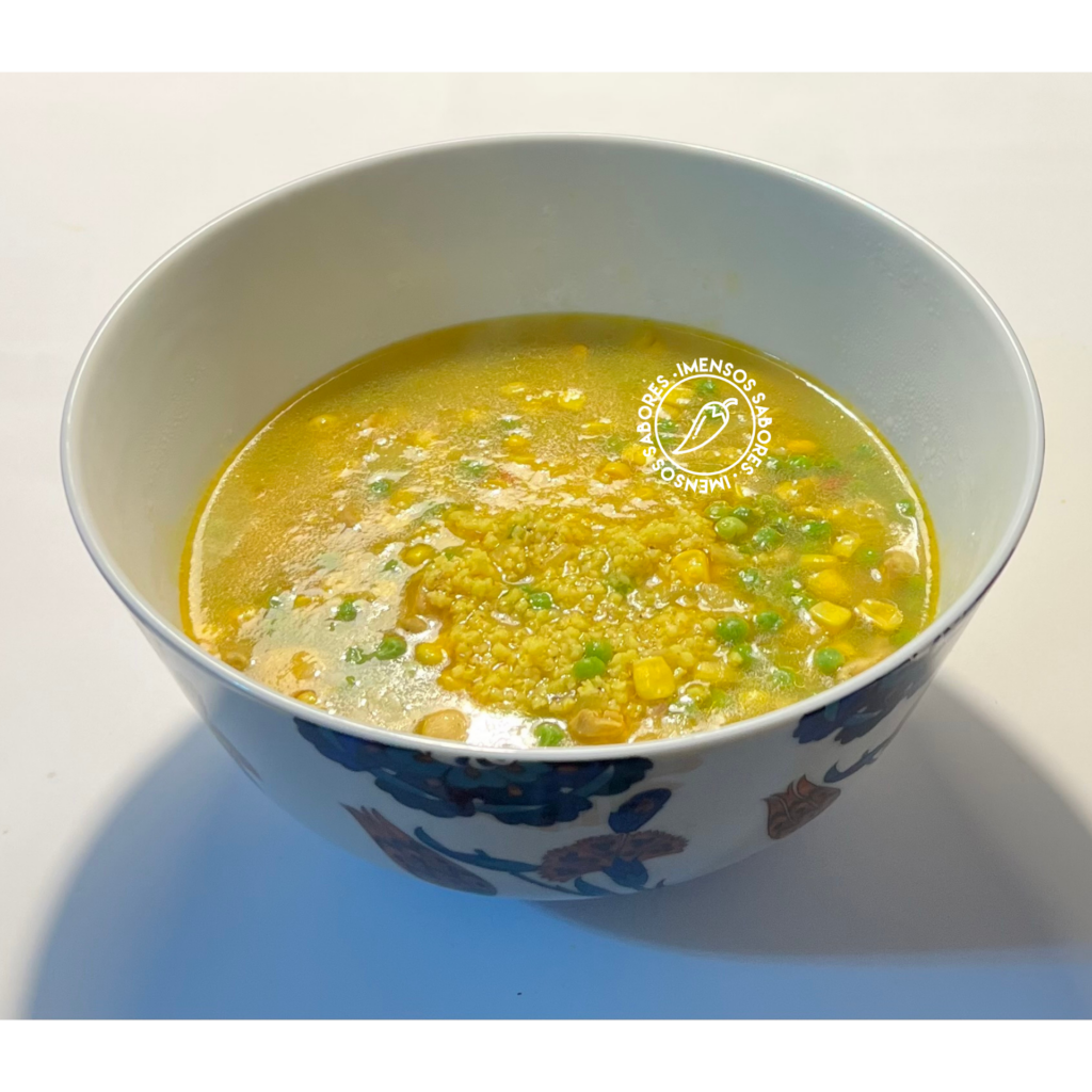 Sopa de frango com vegetais, especiarias e millet (milho de painço)