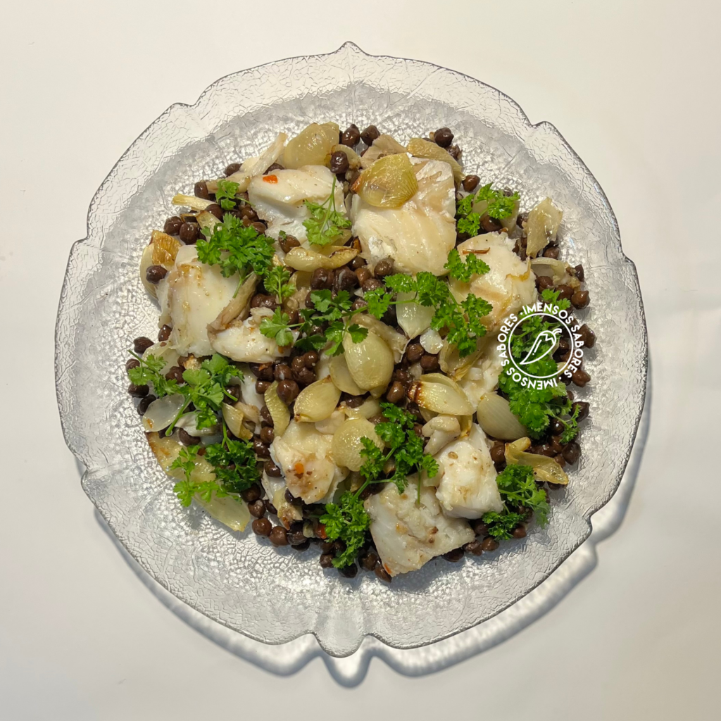 Bacalhau com grão-de-bico preto e mini cebolas assadas