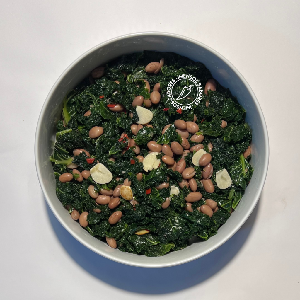Salteado de couve kale com feijão borlotti