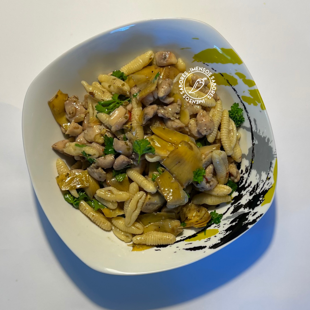 Macarrão cavatelli caseiro com frango e alcachofra grelhada