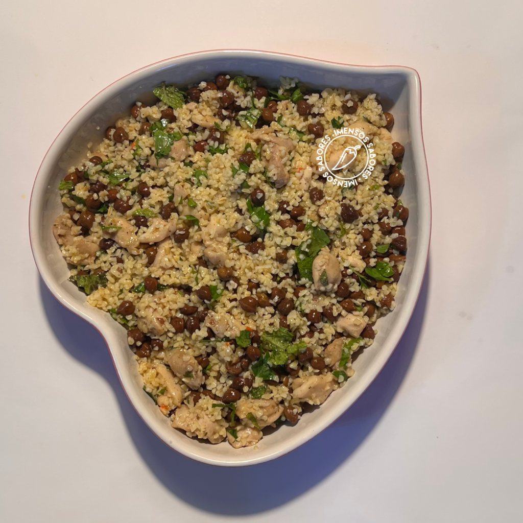 Salada de frango grelhado com bulgur e grão-de-bico preto