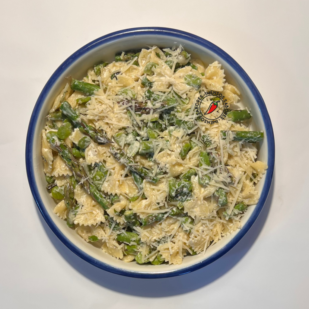 Macarrão com favas e aspargos