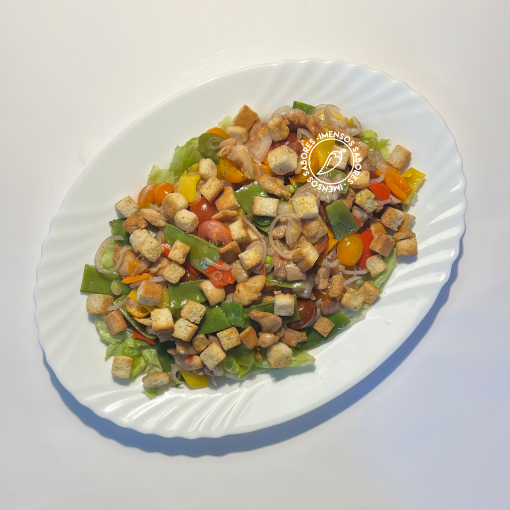 Salada de frango grelhado com anchovas e vegetais