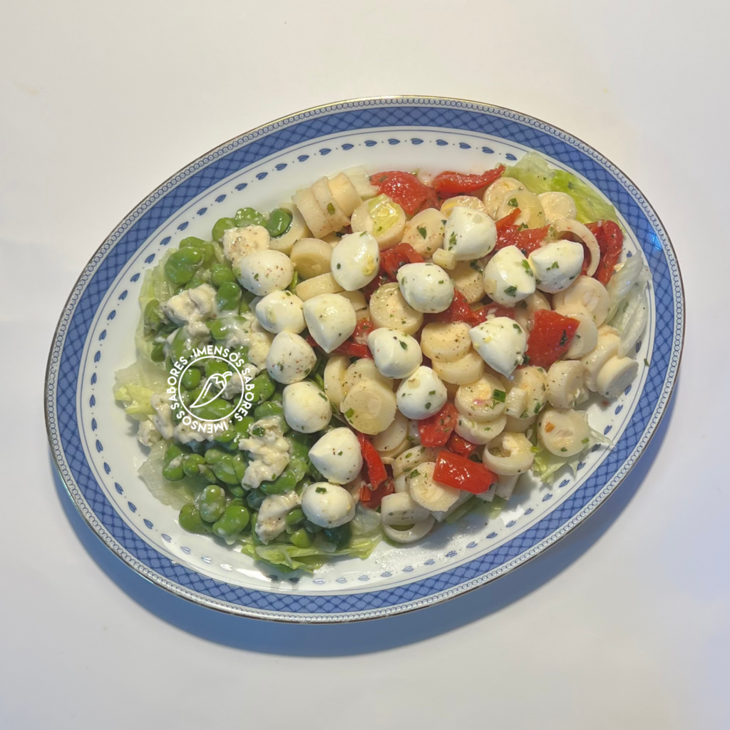 Salada de palmito com tomate seco e queijos