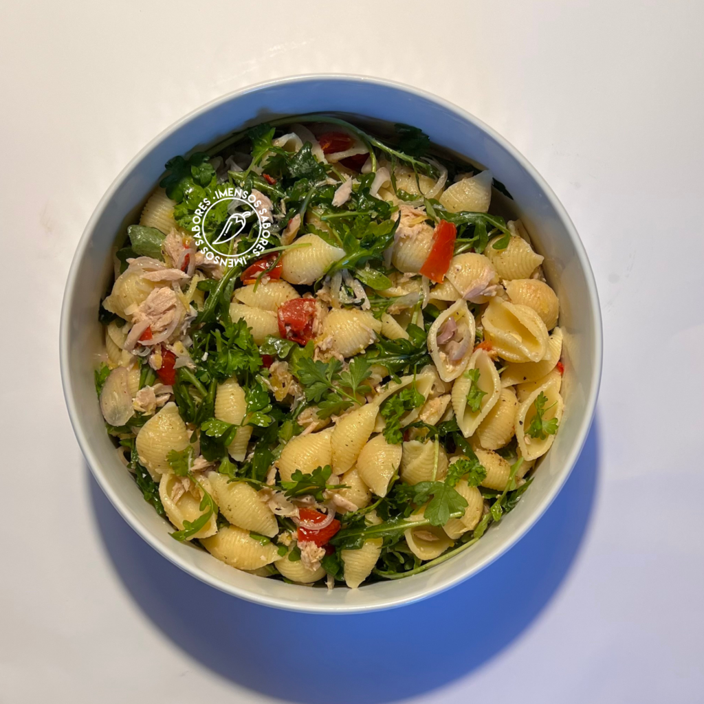 Conchiglione com ventresca de atum e rúcula
