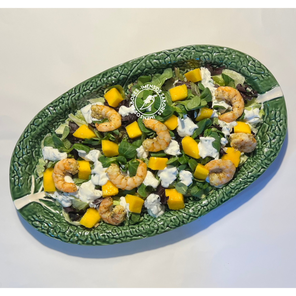 Salada tropical com camarão grelhado e defumado