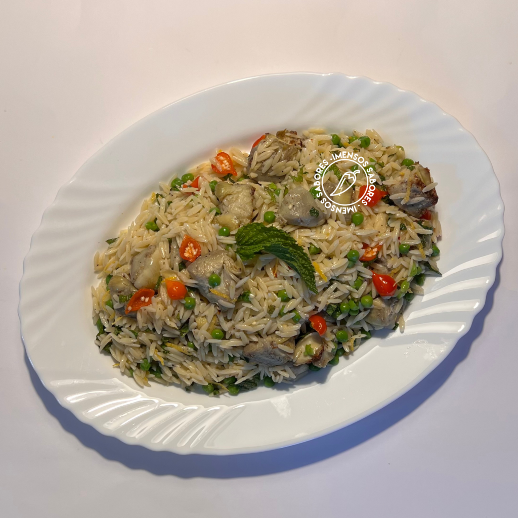 Salada de macarrão com alcachofras e ervilhas