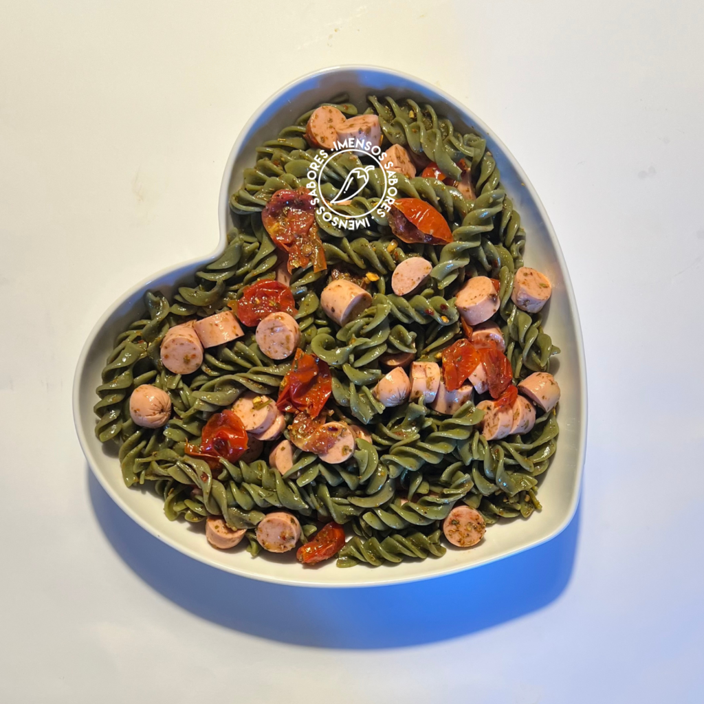 Salada de macarrão com salsicha de peru e tomate seco caseiro