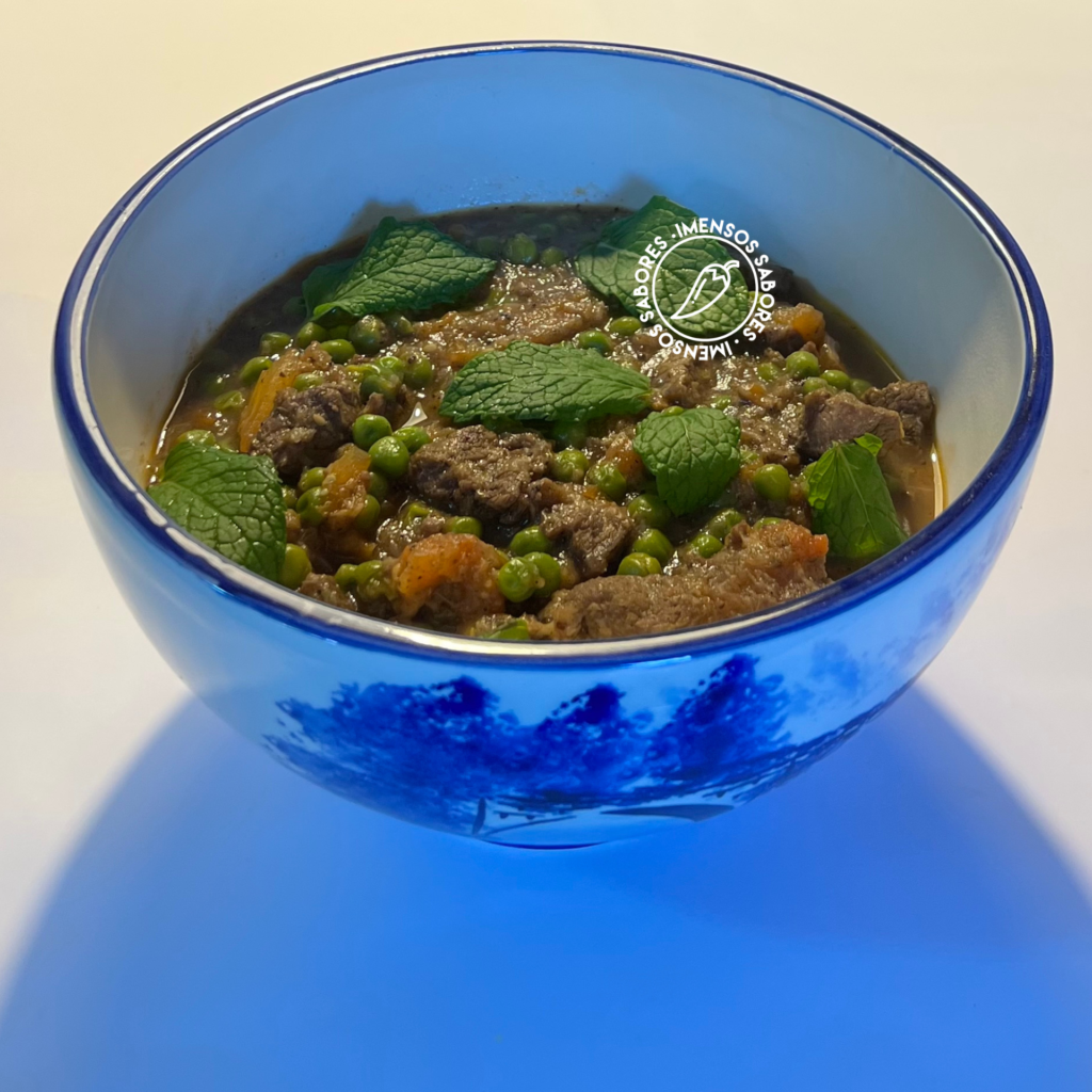 Cozido de ervilha com carne e tomate