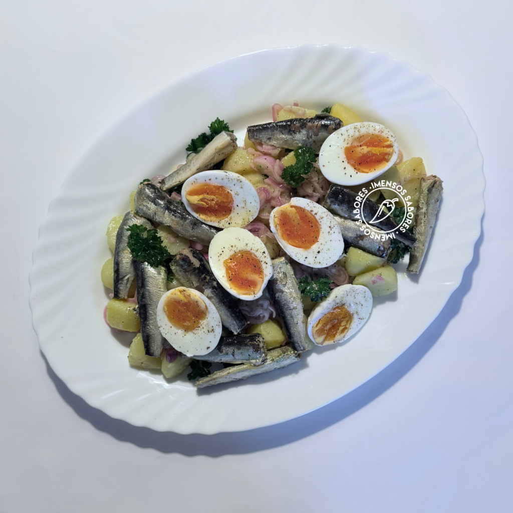 Salada de batata com chalotas marinadas e sardinhas em conserva picante